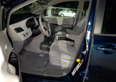 2012 Toyota Sienna Le z USA, uszkodzony, nr VIN 5TDKK3DC8CS221923